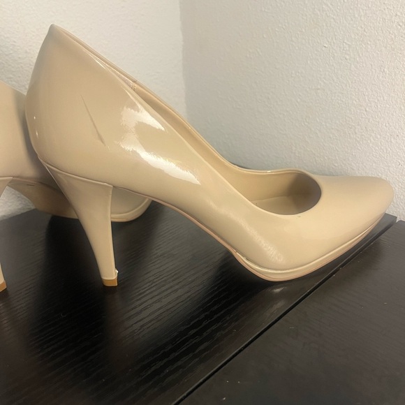 Ellen Tracy Cream Heels Classic Stiletto Design - Picture 7 of 10